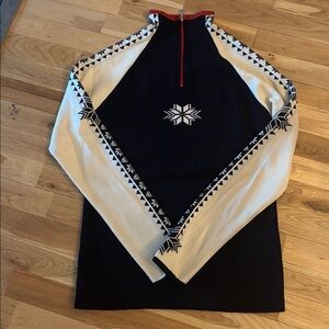 Women’s gorgeous Dale of Norway size medium sweater.